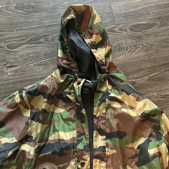 Forever 21 Camo Hooded Jacket - Size Medium - Picture 4 of 5